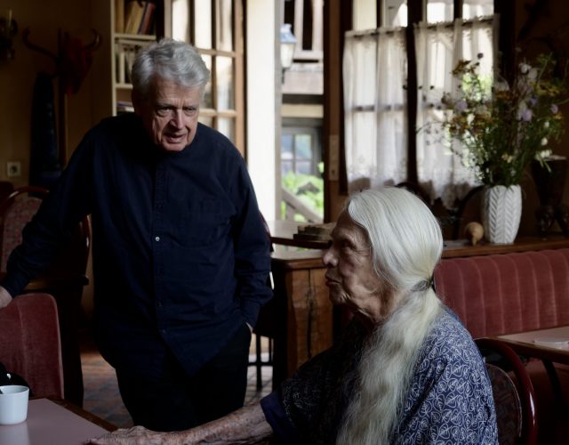 Le cinéaste Alain Cavalier avec Suzanne Lipinska